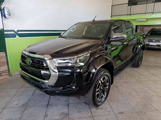 TOYOTA HILUX 2.8 D-4D TURBO DIESEL CD SRX PLUS 4X4 AUTOMÁTICO